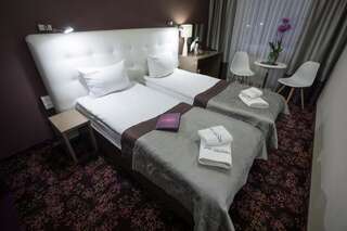Отель Hotel Ameliówka Маслув Двухместный номер с 1 кроватью или 2 отдельными кроватями-1